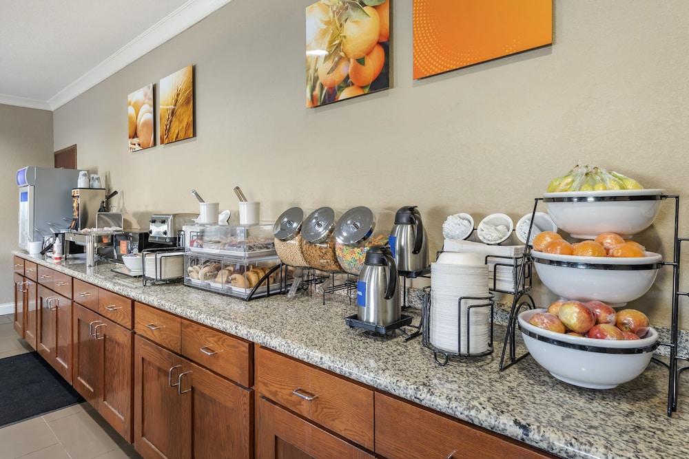 Comfort Inn & Suites Muncie Bagian luar foto