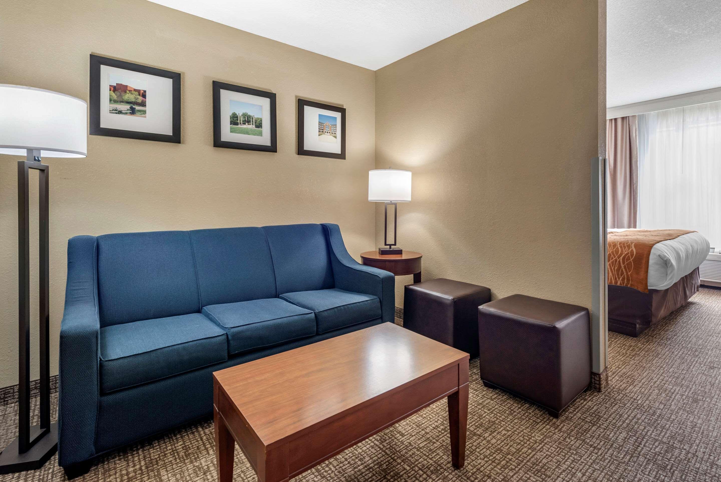 Comfort Inn & Suites Muncie Bagian luar foto
