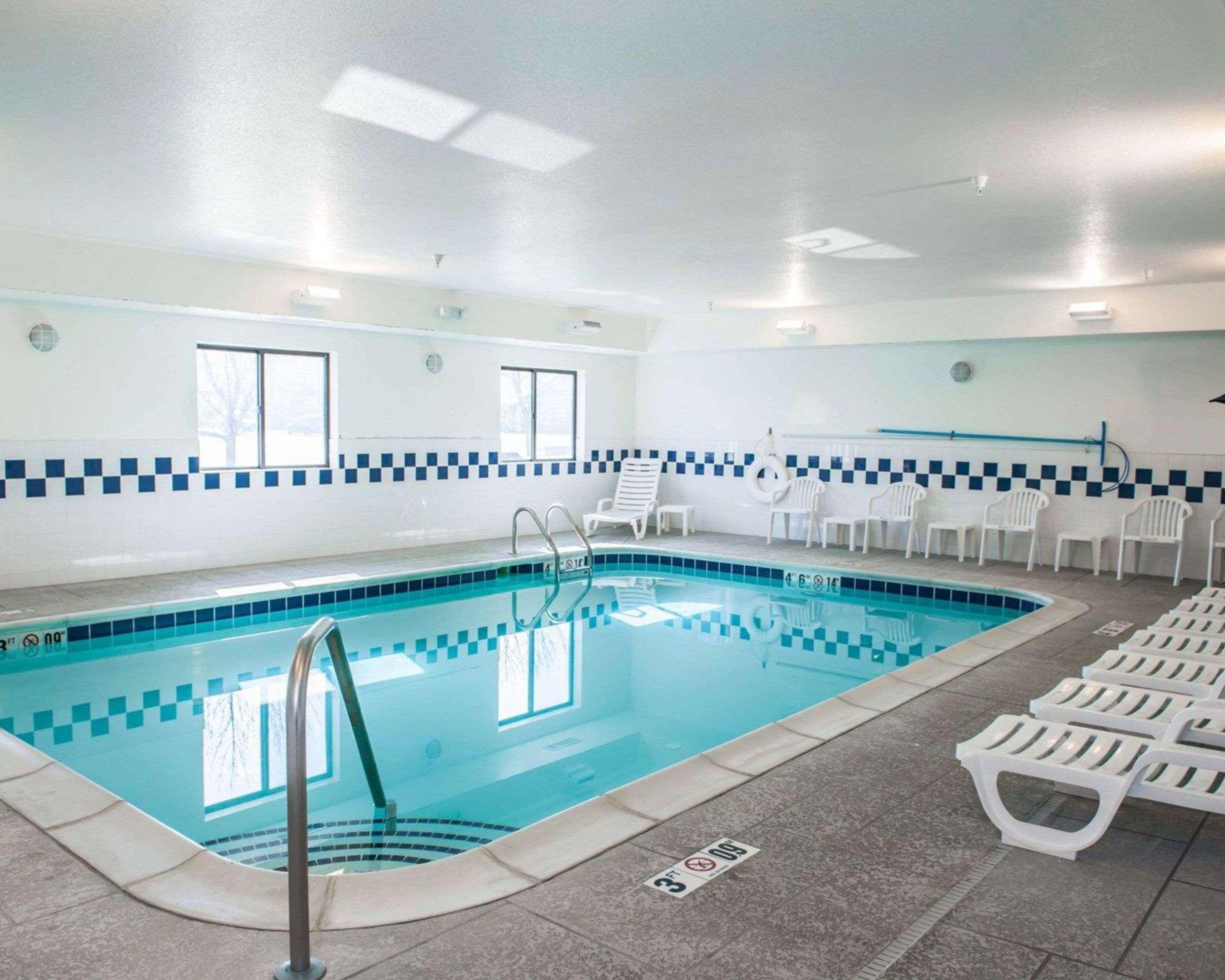 Comfort Inn & Suites Muncie Bagian luar foto