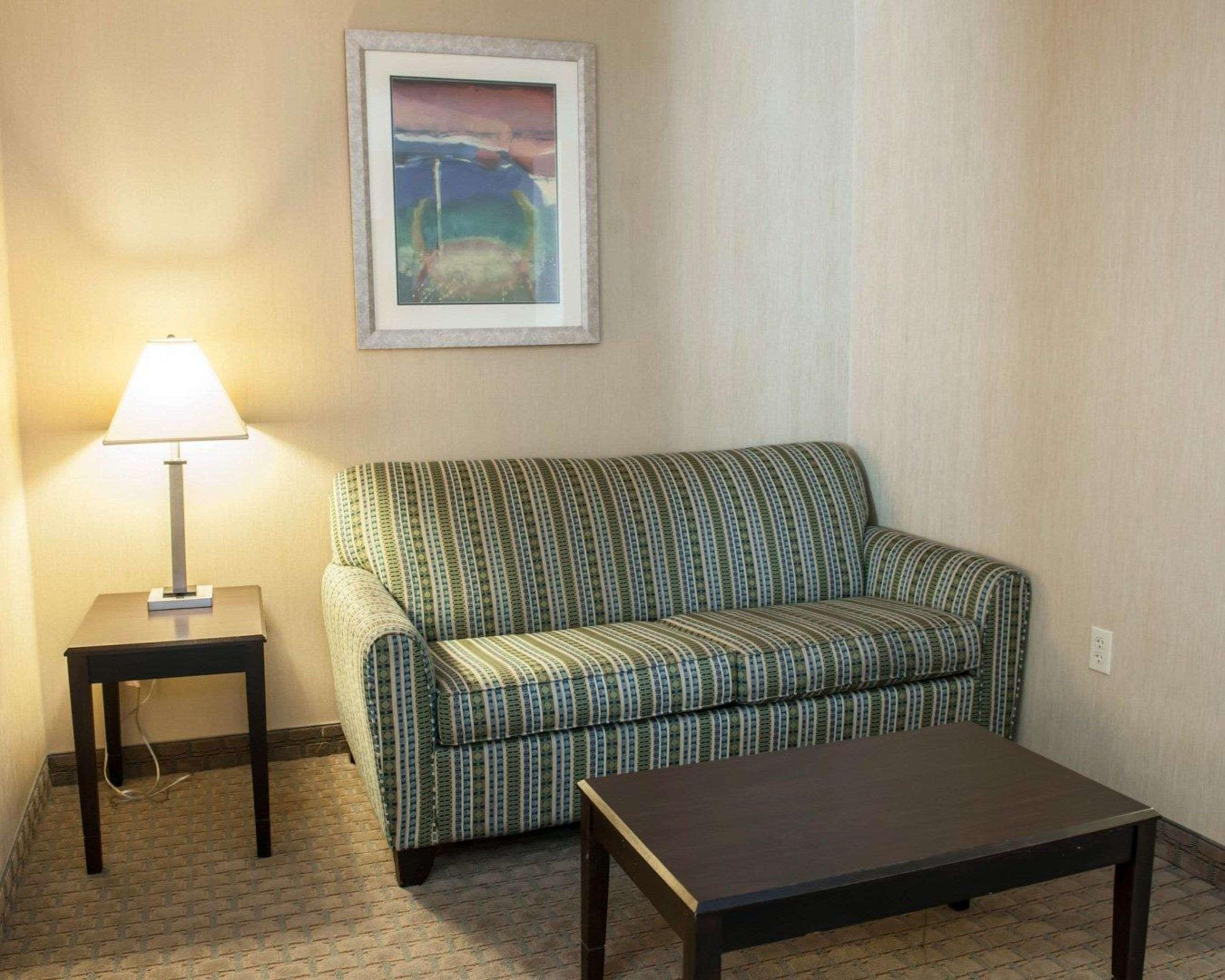 Comfort Inn & Suites Muncie Bagian luar foto